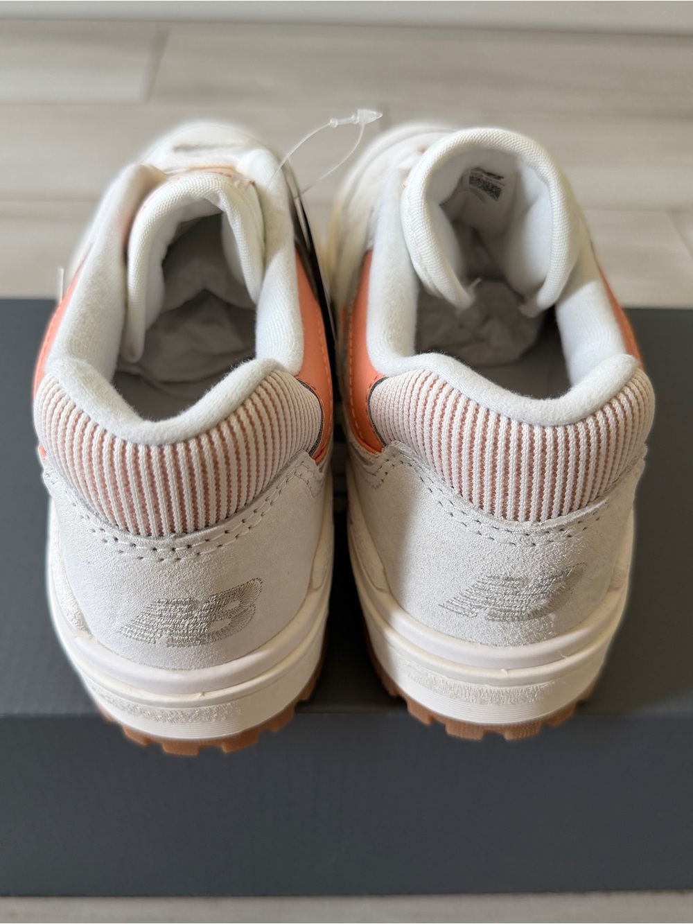 NEW BALANCE Women’s 550 Basketball Sneaker, Sea Salt/Peach Nectar, Size 7 - Picture 6 of 11